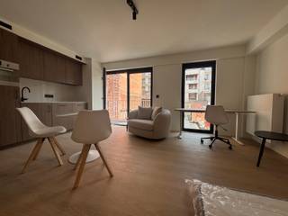 <p><span><strong>**Wonen in Residentie ROUTE 66**</strong></span><br /><br />Wonen in <strong>Residentie ROUTE 66</strong> is kiezen voor kwaliteit en ruimte en dit op een uiterst strategisch goede locatie. Wij bieden je 5 hoogwaardig bemeubelde units voorzien van al het nodige en geplaatst door vakmensen. Zo zijn de units voorzien van maatwerk en is de keuken voorzien van kwaliteitstoestellen (combi-oven, vaatwasser, grote ijskast met vriesvak, inductie-kookplaat…). Verder werd het volledige gebouw gerenoveerd volgens de huidige norm, zijn de vloeren akoestisch geïsoleerd en geniet dit pand van het laatste nieuwe ventilatiesysteem.</p>
<p>Er wordt een vaste kost aangerekend van €125 voor internet, verwarming, water en elektriciteit. </p>
<p>Ook aan de veiligheid van het gebouw werd gedacht: het pand is voorzien van Salto sloten voor een keyless entrance en het internet valt onder het beheer van Netvise.<br /><br />De studio is gelegen aan de achterzijde van het gebouw en beschikt over een privatief terras. </p>
<p><span><strong><span>Interesse in een bezichtiging ter plaatse? Dat kan! </span><span>Contacteer: verhuur@connect-immo.be</span></strong></span></p>