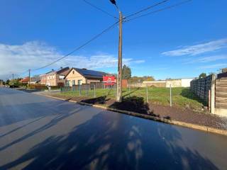 Ter hoogte van de Dennenstraat in Geel vinden we dit ruime perceel bouwgrond terug. Dankzij deze gunstige ligging zijn zowel de omliggende gemeenten als tal van voorzieningen vlot bereikbaar.<br /><br />Kenmerken:<br />- Totale oppervlakte: 493m²<br />- Perceelbreedte: 17m<br />- Perceeldiepte: +/- 29m<br />- Gevelbreedte: 11m<br />- Bouwdiepte: 11m<br />- Bestemming: woongebied<br />- Oriëntatie: noord gericht<br /><br />Het perceel leent zich perfect voor het bouwen van een ruime eengezinswoning in een rustige omgeving.<br /><br />Voor meer informatie over de mogelijkheden bij dit perceel bent u welkom op ons kantoor of kan u ons steeds bereiken via info@vastengoed.be of 014 72 73 74.<br /><br />Wenst u een gratis schatting van uw eigendom? Contacteer ons vrijblijvend voor een afspraak!