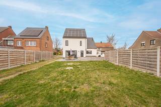 Deze verzorgde open bebouwing langs de Gistelsteenweg in Zerkegem biedt een uitstekende bereikbaarheid en alle comfort voor een...