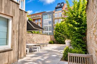 Aangenaam, perfect onderhouden appartement met een ruim terras afgewerkt met kwalitatieve materialen gelegen op een boogscheut van de zee.<br />Indeling: Inkom met gastentoilet en vestiaire. Ruime leefruimte bestaande uit een volledig geïnstalleerde open keuken voorzien van een Lacanche vuur en Miele toestellen met aanpalend een wasplaats/berging, eetplaats en een ruim salon. Masterbedroom met ingemaakte kasten en een badkamer voorzien van een ligbad, toilet en wastafel. Tweede volwaardige slaapkamer met ingemaakte kasten en douche. Derde slaapkamer met douche. Privatieve kelder en gemeenschappelijke fietsenberging in de residentie. Mogelijkheid tot het huren van een garage.