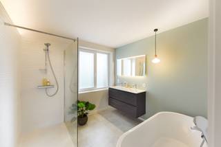 Op lot 14 wordt een energiezuinige halfopen woning gebouwd in strak traditionele stijl op een grondopp. van 144m² en met een totale bewoonbare opp. van 124m² op de 1<sup>e</sup> en 2<sup>e</sup> verdieping en 36m² op zolder. <br /><br /><strong>GELIJKVLOERS</strong>: inkom, wc, lichtrijke ruime leefruimte, wasplaats met aansluiting voor wasmachine en droogkast, open keuken vooraan met zicht op de gemeenschappelijke parktuin. Mooie tuin met tuinberging. Hagen worden aangeplant rond de woningen. <br /><br /><strong>EERSTE</strong> <strong>VERDIEPING</strong>: 3 slpks, open bureauruimte, aparte wc, badkamer ingericht met inloopdouche en badkamermeubel met dubbele lavabo, vaste trap naar de zolderverdieping die wordt afgewerkt als master bedroom + aparte technische berging.<br />Privéstaanplaats met mogelijkheid elektrisch laden voorzien.<br /><br />Voor meer info of een bezoek aan de kijkwoning, contacteer ons via 09 280 60 60 of via info@durabrik.be<br /><br />Durabrik bouwt hier 34 traditionele woningen rond een mooie parktuin. De woningen worden volledig afgewerkt aangeboden: met ingerichte keuken en badkamer, 2 toiletten, deuren en vloeren. Incl. Vloerverwarming standaard voorzien op het gelijkvloers, Ventilatiesysteem D, Regenwaterput 10.000L, Zonnepanelen waardoor de woning maximum E3 behaalt (fiscaal voordeel: 5 jaar vrijstelling betaling onroerende voorheffing!) en warmtepomp. Incl. hagen en tuinhuis.<br /><br />Download de brochure op https://durabrik.immo/wetteren-blauwe-paal<br />* beelden zijn indicatief<br /> 