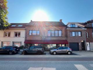 Bent u op zoek naar een handelspand op een toplocatie?<br />Dan is deze unieke opportuniteit pal in het centrum ongetwijfeld iets voor u!<br /><br />Op het gelijkvloers is er open polyvalente commerciële ruimte.<br />Achteraan is er zelfs een kleine buitenruimte met een noordoriëntatie voorzien.<br />Op de eerste verdieping is er achteraan een L-vormige ruimte die momenteel dienst doet als magazijnruimte (52m²), maar kan worden aangewend voor allerlei doeleinden.<br />Aanpalend is er één slaapkamer (15m²) met ensuite badkamer (6m²) gelegen.<br />Centraal komen we in de eetruimte (18m²) terecht en de leefruimte (17m²) is vooraan gelegen.<br />De tweede slaapkamer/bureelruimte (18m²) grenst aan de dressing (9m²).<br />De zolderverdieping is ingedeeld in twee afzonderlijke delen en hebben respectievelijk een oppervlakte van 33m² en 39m². <br /><br />Dit pand is onderhevig aan de renovatieverplichting die door de Vlaamse overheid wordt opgelegd voor residentiële gebouwen.<br />Voor meer informatie hieromtrent: https://www.vlaanderen.be/een-woning-kopen/renovatieverplichting-voor-residentiele-gebouwen<br /><br />Neemt u gerust contact op met ons kantoor om een plaatsbezoek in te plannen!