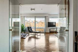 Welkom in dit uitzonderlijk ruime appartement (177m²) op de vijfde verdieping, gelegen aan de prestigieuze Van Eycklei in Antwerpen. Hier woont u...