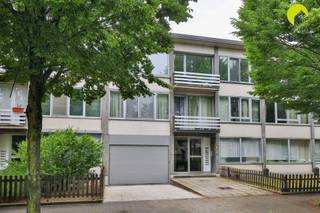 <p><span>Goed onderhouden gelijkvloers appartement (75m²) met 1 slaapkamer, een heel groot terras (100m²) en een grote garagebox gelegen in een rustige woonwijk te Edegem.</span></p><p><span>Het appartement is gelegen op de gelijkvloerse verdieping van een gebouw dat dateert van 1974. Het appartement zelf vinden we terug aan de achterkant van het gebouw.</span></p><p><span>In directe nabijheid vindt u winkels, scholen, verbindingswegen, openbaar vervoer enzovoort. Tevens vindt u op wandelafstand de Romeinse Put en het Sint-Goriksplein.</span></p><p><span> </span></p><p><span>Het appartement zelf beschikt overal over dubbele beglazing met aluminium schrijnwerk. De individuele, centrale verwarming verloopt op gas (recente brander) en de elektriciteit is conform aan de voorschriften van het AREI.</span></p><p><span>Het asbestattest is nog in opmaak en wordt bezorgd bij akte. Het gebouw zelf wordt goed onderhouden en het dak is reeds vernieuwd en extra geïsoleerd conform de huidige normen.</span></p><p><span> </span></p><p><span>Indeling:</span></p><p><span> </span></p><p><span>We betreden het appartement in de centrale inkomhal. Aan de rechter kant vinden we de slaapkamer die uitkijkt op het grote terras.</span></p><p><span>Aan de andere kant is er een extra (tussen)kamer die momenteel dienst doet als bureau.</span></p><p><span>We lopen verder door en bereiken de gerenoveerde badkamer met badkamermeubel, inloopdouche en toilet.</span></p><p><span>Achteraan vinden we de ruime leefruimte met aparte zit/tv hoek. Via de leefruimte bereiken we de basis ingerichte keuken.</span></p><p><span>Een grote troef van het appartement is het enorme terras. Hier zijn veel mogelijkheden.</span></p><p><span> </span></p><p><span>Graag som ik voor u de troeven op van dit gezellig gelijkvloers appartement in Edegem:</span></p><p><span> </span></p><ul><li><span>Rustige locatie, in directe nabijheid van openbaar vervoer, winkels, scholen, verbindingswegen, Romeinse Put, ...</span></li><li><span>Goed onderhouden gebouw: dak reeds voorzien van isolatie</span></li><li><span>Overal dubbele beglazing met aluminium schrijnwerk, elektriciteit conform</span></li><li><span>Zeer tuin terras (100m²)</span></li><li><span>Inclusief garagebox</span></li></ul><p><span> </span></p><p><span>EPC 307 kWh/m² jaar (D-label)</span></p><p><span>STEDENBOUW OP AANVRAAG</span></p><p><span>P-score (perceelscore): klasse D</span></p><p><span>G-score (gebouwscore): </span><span>klasse D</span></p><p><span> </span></p><p><span>Voor een bezoek terplaatse bel 03/449.41.42 of mail hallo@habicom.be</span></p><p><span>Benieuwd naar de waarde van jouw woning?  Check het gratis op <span>www.watismijnhuiswaard.be</span></span><span> </span></p><p><span> </span></p>