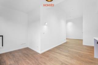 Deze gezellige en comfortabele woonst op de gelijkvloerse verdieping maakt deel uit van een authentiek gebouw met mooie uitstraling dat in 2025 volledig werd ontmanteld en gerenoveerd met zeer kwalitatieve uitrustingen, technieken en duurzame materialen. Deze studio / dit appartement is zeer energiezuinig (A label) met een lage ecologische voetafdruk, door gebruik te maken van o.a. doorgedreven isolatietechnieken van dak, vloeren, muren en ramen, met voorziening van kwalitatieve zonnepanelen in combinatie met duurzame warmtepompen, waarbij binnenunits voor verwarming én koeling zorgen voor dagdagelijks zorgeloos wooncomfort. De studio beschikt over een gezellige en praktische woonruimte met een volledig uitgeruste keuken en een aparte badkamer met douche, lavabo en wc. Tevens beschikt de studio over een privatief terras van maar liefst 19 m2. Achteraan het gebouw is, naast een fietsberging, tevens een gezellig stadstuintje waar de bewoners gebruik kunnen van maken. Belangrijke troef is tevens de uitstekende, rustige ligging op wandelafstand van het o.a. het centrum, het station, het Sluispark en alle nodige faciliteiten. Dat alles maakt deze woonst zeer geschikt voor o.a. alleenstaanden en koppels zonder kinderen. Heeft u vragen of wenst u een bezoek te plannen? Contacteer ons via info@homies.be of 016 22 82 22. HOMIÉS, an Eye for Immo.