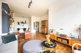 <p><strong>LICHTRIJK EN SMAAKVOL APPARTEMENT MET TERRAS IN CENTRUM MORTSEL</strong><br />Op een zeer centrale ligging in Mortsel bevindt zich dit smaakvol ingerichte en gemoderniseerde appartement op de derde verdieping van een kleinschalige residentie. Dankzij de hogere ligging geniet je niet alleen van veel natuurlijk licht, maar kijk je achteraan bovendien uit op het groen van Klein-Zwitserland.</p><p>Het appartement werd met oog voor sfeer en comfort ingericht en beschikt over een aangename leefruimte met veel lichtinval. De ruime slaapkamers bieden voldoende plaats en flexibiliteit, ideaal voor wie graag wat extra ruimte heeft.</p><p>Achteraan bevindt zich een gezellig terras waar je in alle rust van de buitenlucht en het groene uitzicht kunt genieten. De badkamer werd recent vernieuwd en is uitgerust met een moderne douche.<br />Het appartement wordt verwarmd via centrale verwarming op aardgas.</p><p><strong>Renovatieplicht:</strong> het appartement heeft momenteel een EPC-label F. Door het dak te isoleren kan meteen aan de renovatieverplichting worden voldaan, waardoor een belangrijke eerste stap naar een energiezuiniger appartement relatief eenvoudig te realiseren is. Deze kost wordt gedeeld onder alle mede-eigenaars.<br /><strong>Ligging:</strong> een absolute troef. De Antwerpsestraat bevindt zich in het centrum van Mortsel, met winkels, horeca, openbaar vervoer, scholen en dagelijkse voorzieningen op wandelafstand. Ondanks deze centrale ligging bevindt het appartement zich op de derde verdieping, waardoor je achteraan geniet van een verrassend groen en vrij uitzicht.</p><p>Een charmant en lichtrijk appartement met een centrale ligging én een groen uitzicht. Ideaal voor wie centraal wil wonen, maar toch graag wat rust en ruimte ervaart.</p>