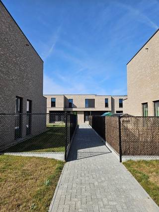 Ontdek de 2e fase van Hof ter Vichten, een kleinschalig woonproject waar modern wooncomfort, rust en een centrale ligging perfect samenkomen. Dit Eribo-project omvat 12 stijlvolle woningen, verdeeld over halfopen en gesloten bebouwingen, telkens met 3 ruime slaapkamers en een aangename, private tuin. <br /><br />4 woningen beschikken over een inpandige garage. 8 woningen beschikken over een privatieve carport met afsluitbare berging. De afgesloten tuinen zijn bovendien vlot bereikbaar via een aparte toegangsweg – praktisch én veilig.<br /><br />Binnen geniet je van een hoogwaardige afwerking, met onder meer aluminium buitenschrijnwerk, uitstekende thermische en akoestische isolatie en hedendaags wooncomfort. Dankzij zonnepanelen, een warmtepomp en vloerverwarming woon je niet alleen comfortabel, maar ook energiezuinig en klaar voor de toekomst.<br /><br />De verkoop is nú gestart, de werken zijn al volop bezig! Ontdek jouw nieuwe thuis in Hof ter Vichten! Voor meer info of een bezoek ter plaatse: contacteer ons via ben@eribo.be of 0488/942.643.