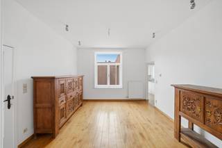 Deze charmante hoekwoning uit 1923 bevindt zich op een perceel van 181 m² en combineert authentieke elementen met hedendaags wooncomfort. De woning werd grondig vernieuwd in 2001 en is recent volledig herschilderd, waardoor ze instapklaar is. Dankzij de centrale ligging bevinden winkels, openbaar vervoer en andere voorzieningen zich op wandelafstand.<br /><br />Op het gelijkvloers vindt u een inkomhal, een ruime leefruimte met authentieke massieve plankenvloer en een eerste slaapkamer met ensuite badkamer voorzien van ligbad, douche, dubbele lavabo en toilet. Verder beschikt de woning over een ingerichte keuken met aanpalende berging en een apart gastentoilet. De kelder biedt extra bergruimte. De ruime inpandige garage met elektrische sectionale poort en wasplaatsvoorzieningen vormt een belangrijke troef.<br /><br />Op de eerste verdieping bevinden zich twee ruime slaapkamers, een tweede badkamer en een sfeervolle zolderkamer open tot in de nok, ideaal als bureau, hobbyruimte of extra slaapkamer.<br /><br />Buiten geniet u van een aangenaam en zonnig terras met plantenborder, een fijne plek om tot rust te komen.<br /><br />Daarnaast bestaat de mogelijkheid om 5 extra garageboxen aanpalend aan de woning aan te kopen. Deze zijn niet inbegrepen in de vraagprijs.<br /><br />Bent u op zoek naar een ruime, karaktervolle en instapklare woning in het hart van Oudenburg? Vraag dan vandaag nog uw bezoek aan!