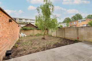 <p><span>Cet appartement prêt à l'emploi avec jardin et garage est à vendre sur Groenendaallaan à Merksem, à quelques pas des commerces, des transports en commun et des principales voies d'accès. Vous vivez (ou investissez) ici dans un endroit stratégique, avec tout à portée de main.</span></p><p><span>L'appartement se trouve au </span><span>rez-de-chaussée</span><span> d'un immeuble bien entretenu et est en </span><span>très bon état</span><span>. </span><span> Grâce à son </span><span>agencement spacieux</span><span>, ses </span><span>grandes fenêtres</span><span> et son </span><span>jardin paysager</span><span>, il s'agit d'une opportunité unique pour ceux qui cherchent à vivre confortablement dans un endroit central ou qui cherchent à investir dans un bien immobilier à rendement stable.</span></p><p><span>L'espace de vie riche en lumière</span><span> est organisé en </span><span>forme de L pratique</span><span> avec une </span><span>cuisine ouverte entièrement équipée</span><span>. </span><span> À l'arrière, vous trouverez une </span><span>terrasse carrelée</span><span> qui s'intègre parfaitement dans un </span><span>grand jardin ensoleillé</span><span>. </span><span> La salle de bains est séparée et équipée d'une </span><span>douche et d'un lavabo</span><span>, et des </span><span>toilettes séparées</span><span> ne manquent </span><span> pas non plus. </span><span> Et comme si cela ne suffisait pas, cet appartement dispose également d'un </span><span>garage intérieur</span><span> inclus dans le prix.</span></p><p><span>Vous cherchez un </span><span>appartement prêt à l'emploi avec jardin et garage</span><span>? Ou vous êtes un investisseur qui cherche à acheter une propriété avec un rendement immédiat ? Alors cet appartement à Merksem est une véritable aubaine !</span></p><p><span> </span></p><p><span> </span></p><p><span>Aménagement</span></p><ul><li><span>Hall d'entrée spacieux</span></li><li><span>Espace de vie en forme de L avec beaucoup de lumière</span></li><li><span>Cuisine ouverte entièrement équipée</span></li><li><span>Salle de bain avec douche et lavabo</span></li><li><span>Toilettes séparées pour les invités</span></li><li><span>Chambre au calme à l'arrière</span></li><li><span>Terrasse carrelée</span></li><li><span>Grand jardin ensoleillé</span></li><li><span>Garage intérieur inclus</span></li></ul><p><span> </span></p><p><span>Détails</span></p><ul><li><span>Situation TOP sur la Groenendaallaan à Merksem</span></li><li><span>actuellement loué</span></li><li><span>Très bon état</span></li><li><span>Jardin et terrasse spacieux</span></li><li><span>Garage inclus dans le prix</span></li><li><span>Partie d'un immeuble de rendement (achat de l'immeuble entier possible)</span></li></ul><p><span> </span></p><p><span> </span></p>