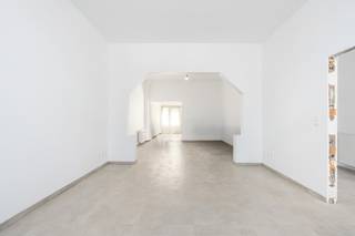 <h3><span>Grotendeels gerenoveerde woning met 4 slaapkamers en ruime garage in Beerse</span></h3>
<p><span>Op de Houtseweg in Beerse vinden we deze </span><strong><span>grotendeels gerenoveerde woning met 4 slaapkamers</span></strong><span>, ideaal voor wie op zoek is naar een ruime gezinswoning met nog de mogelijkheid om de afwerking volledig naar eigen smaak te bepalen.</span></p>
<p><span>De woning heeft reeds een grondige renovatie ondergaan, maar wordt </span><strong><span>in de huidige staat verkocht</span></strong><span>. Dit biedt de nieuwe eigenaar de kans om de laatste afwerking – waaronder </span><strong><span>de keuken, badkamer en binnendeuren</span></strong><span> – zelf te kiezen en de woning zo helemaal naar eigen wensen en stijl af te werken.</span></p>
<p><span>Een absolute troef is de </span><strong><span>grote garage</span></strong><span>, die naast het stallen van een wagen ook tal van andere mogelijkheden biedt. Denk bijvoorbeeld aan extra opslagruimte, een hobbyruimte, atelier of zelfs het uitoefenen van een activiteit aan huis.</span></p>
<p><span>Daarnaast beschikt de woning over een </span><strong><span>dubbele oprit</span></strong><span>, waardoor er voldoende parkeergelegenheid is voor meerdere wagens. Achteraan is er een </span><strong><span>compacte, onderhoudsvriendelijke tuin</span></strong><span>, ideaal als gezellige buitenruimte zonder dat het tuinonderhoud veel tijd vraagt.</span></p>
<p><strong><span>Troeven op een rijtje:</span></strong></p>
<ul>
<li><span>Grotendeels gerenoveerde woning</span></li>
<li><span>4 slaapkamers</span></li>
<li><span>Keuken, badkamer en binnendeuren nog zelf te kiezen</span></li>
<li><span>Grote garage met tal van mogelijkheden</span></li>
<li><span>Dubbele oprit</span></li>
<li><span>Gelegen aan de Houtseweg in Beerse</span></li>
<li><span>Ideaal voor gezinnen, zelfstandigen of wie wonen en werken wil combineren</span></li>
</ul>
<p><span>Een woning met </span><strong><span>veel ruimte, potentieel en flexibiliteit</span></strong><span>, waarbij u de laatste keuzes volledig zelf kunt maken.</span></p>