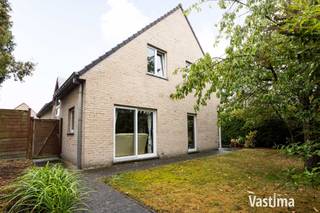 Bent u op zoek naar een ruime, instapklare woning waar rust, comfort en bereikbaarheid perfect samenkomen? Deze karaktervolle woning, gelegen in een rustige, doodlopende straat zorgt voor een aangename woonomgeving, terwijl u toch dicht bij het centrum van Nieuwerkerken woont. Dankzij de rustige ligging, de vlotte bereikbaarheid en de vele praktische troeven biedt deze woning volop ruimte en comfort voor het hele gezin.<br /><br />CV Aardgas (2022) / EPC label B / Dubbel glas / Betonnen constructie / Elektriciteit conform / Regenwaterput 10.000 L / Bouwjaar 2004 / …<br /><br />Bij het betreden van de woning wordt u verwelkomd in een statige inkomhal die meteen een aangename eerste indruk geeft. Van hieruit komt u in de lichtrijke leefruimte, die dankzij de extra zithoek over een mooie veelzijdigheid beschikt. Deze ruimte kan perfect worden ingericht als gezellige zithoek, speelruimte of praktische bureauruimte.<br /><br />Aansluitend bevindt zich de ruime keuken, een aangename plek waar u alle ruimte heeft om comfortabel te koken. Zo vormt deze ruimte een fijne plek om samen te genieten van heerlijke maaltijden en gezellige momenten. Vanuit de leefruimte en keuken kan u ook overal genieten van het groene uitzicht.<br /><br />Vanuit de inkomhal is er toegang tot een praktische bergruimte, voorzien van aansluitingen voor wasmachine en droogkast. Daarnaast beschikt de woning over een ruime dubbele inpandige garage, die rechtstreeks vanuit de woning bereikbaar is. Ook op de oprit is er voldoende parkeergelegenheid voor twee wagens, wat zorgt voor extra comfort en parkeermogelijkheden.<br /><br />Op de eerste verdieping beschikt de woning over een lichtrijke en ruime overloop en maar liefst vier slaapkamers, waardoor er volop ruimte is voor het hele gezin. Daarnaast is er een aparte bureauruimte die perfect kan worden ingericht als vijfde slaapkamer. De ruime badkamer maakt deze verdieping compleet en is voorzien van een ligbad, douche en toilet. Een comfortabele en praktische verdieping die helemaal is afgestemd op het dagelijkse gezinsleven.<br /><br />Bovendien is er een ruime zolder, bereikbaar via een luik. Deze praktische ruimte biedt heel wat extra opbergruimte en maakt het eenvoudig om spullen te stockeren.<br /><br />Ook buiten heeft deze woning heel wat te bieden. De tuin loopt volledig rondom de woning en biedt verschillende mogelijkheden om te genieten van de buitenruimte.<br /><br />Het aanwezige tuinhuis zorgt bovendien voor extra bergruimte voor tuinmateriaal en andere spullen.<br /><br />Interesse in deze piekfijn onderhouden woning? Ga naar Vastima.be voor meer informatie of een bezoek.