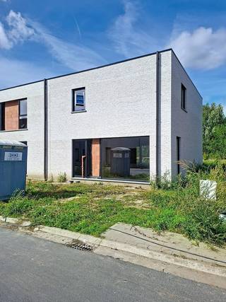 Energieneutrale halfopen woning in rustige, nieuwe wijk<br /><br />Lot 5 is een halfopen bebouwing in de moderne stijl. <span>Deze woning ligt in een nieuw woonproject zonder doorgaand verkeer. Op fietsafstand van het station van Lichtervelde, vlotte verbinding naar Torhout en Roeselare en nabij de oprit van de E403. De woningen in deze verkaveling worden aangeboden met ingerichte badkamer, bevloering en ingerichte keuken.</span><br /><br /><span>GELIJKVLOERS inkom, wc, ruime living met open keuken, berging.<br />EERSTE VERDIEPING: 3 ruime slpks, aparte wc, badkamer ingericht met ligbad, inloopdouche en badkamermeubel met dubbele lavabo en technische ruimte.<br />Deze woning staat ruwbouw-winddicht momenteel en kan tamelijk snel instapklaar gemaakt worden. <br /><br />Energiezuinige woning (E - 18) door doorgedreven isolatiepakket, ventilatiesysteem D, zonnepanelen, vloerverwarming en warmtepomp. Extra troeven. Leuke tuin, grenzend aan groenzone. Carport mogelijk.<br /><br />Prijs excl. btw en kosten. Download de brochure op https://durabrik.immo/lichtervelde-leysafortstraat <br />Bij Durabrik ben je zeker van een vaste prijs. Geen budgettaire verrassingen dus tijdens je bouwtraject.<br />Heb je vragen? Contacteer dan jouw bouwadviseur Vincent Sohier op 0475/98.89.02 of via mail naar vincent.sohier@durabrik.be<br /><br />Bezoek onze kijkwoning in Roeselare.<br />* Beelden en oppervlaktes zijn indicatief.</span>