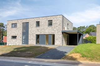 <p>Ontdek deze energiezuinige nieuwbouwwoning op een toplocatie aan de Waversebaan in Oud-Heverlee. Deze energiezuinige nieuwbouwwoning maakt deel uit van een kleinschalige nieuwbouwproject dat twee driegevelwoningen en één alleenstaande eengezinswoning bevat, gelegen in een groene en rustige omgeving vlak bij het Meerdaalwoud.</p><p></p><p>De woning werd ontworpen met oog voor ruimte, comfort en functionaliteit. Bij het binnenkomen ervaar je meteen de aangename leefkwaliteit dankzij de lichtrijke woonruimtes en de doordachte indeling. De leefruimte vormt het hart van de woning en sluit naadloos aan op de keuken en de tuin, waardoor binnen- en buitenleven mooi in elkaar overvloeien.</p><p></p><p>De woning beschikt over 3 volwaardige slaapkamers, 2 comfortabele badkamers, een aparte bureauruimte en ruime berging. Hierdoor zijn deze woningen ideaal voor gezinnen, thuiswerkers of wie op zoek is naar extra ruimte voor hobby's of ontspanning.</p><p></p><p>De buitenomgeving werd eveneens zorgvuldig uitgewerkt. De woning beschikt over een volledig omheinde tuin die genivelleerd wordt en voorzien is van een ingezaaid gazon. Daarnaast geniet je van een carport en een afgesloten fietsenstalling, wat zorgt voor extra comfort in het dagelijkse leven.</p><p></p><p>Ook op vlak van duurzaamheid scoort de woning bijzonder sterk. Met een E-peil van 18, vloerverwarming in de volledige woning en een regenwaterput van 7.500 liter voor toiletten, wasmachine en buitenkraan woon je hier uiterst energiezuinig en toekomstgericht.</p><p></p><p>De locatie is zonder twijfel één van de grootste troeven. Je woont hier vlak bij het prachtige Meerdaalwoud, één van de mooiste natuurgebieden van Vlaanderen. Tegelijk bevinden Imec, de verschillende KU Leuven-faculteiten en het centrum van Leuven zich op korte afstand. Dankzij de nabijheid van de E40 en E314 geniet je bovendien van een uitstekende verbinding naar Brussel, Leuven en andere belangrijke steden.</p><p></p><p>Deze instapklare nieuwbouwwoning biedt een unieke combinatie van wonen in het groen, moderne woonkwaliteit en duurzame technieken. Contacteer vastgoedadviseur Jos Vanvlasselaer gsm 0499/27 85 10 of mail naar jos.vanvlasselaer@living-stone.be of boek liefst een afspraak op 11 Juli via onze website, tot binnenkort.</p>