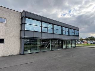 !!! SALE AND LEASE BACK !!!Een welgelegen bedrijfspand (KMO - industrie) van 2.815m² op een perceel van 4.335m².Indeling: magazijn met showroom en...