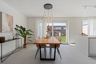 Droom je van een gloednieuwe woning waar je meteen kan intrekken, zonder zorgen? In het charmante Langemark-Poelkapelle, tussen de Zonnebekestraat en Blikstraat, wacht jouw nieuwe thuis op je. Gelegen nabij winkels, scholen en openbaar vervoer woon je hier niet alleen rustig, maar ook bijzonder praktisch.

Deze moderne nieuwbouwwoning combineert comfort, ruimte en een warme, landelijke ligging. Binnenkomen doe je via een uitnodigende inkomhal die je leidt naar een lichtrijke woon- en eetruimte – de ideale plek om samen te genieten van elk moment. De open keuken vormt het hart van de woning en kan volledig naar jouw smaak worden ingericht. Daarnaast is er een praktische berging en een garage voor extra gemak. Op de bovenverdieping vind je drie volwaardige slaapkamers en een stijlvolle badkamer, perfect afgestemd op hedendaags wooncomfort.

Het leukste? Alles is voor jou afgewerkt tot in de puntjes, zodat jij enkel nog hoeft te verhuizen en te genieten.

Een instapklare nieuwbouwwoning, volledig afgewerkt naar jouw wensen, op een topligging… Dat is wonen zoals het hoort. Benieuwd? Neem vandaag nog contact op en ontdek jouw toekomstige thuis.