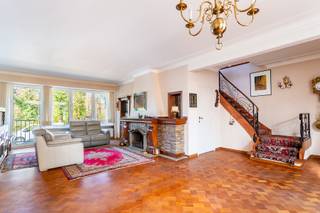 <strong>Charmante woning gelegen in de gegeerde Oosterveldwijk vlakbij Park den Brandt. De buurt biedt het perfecte evenwicht tussen rust en bereikbaarheid, met scholen, winkels, parken, ziekenhuizen en belangrijke invalswegen in de directe nabijheid.</strong><strong><br /><br />INDELING:</strong><br />
<p>Bij binnenkomst via de INKOMHAL, die voorzien is van een apart gastentoilet, krijgt u toegang tot de aangename en lichtrijke L-vormige LEEFRUIMTE ca. 53m² op parket met sierschouw. Aansluitend bevindt zich de keuken. Zowel de leefruimte als de keuken geven direct uit op het zonnige overdekte TERRAS en de zonnige TUIN, waar het heerlijk genieten is.</p>
<p>Via de houten trap bereikt u de verdieping met een centrale nachthal, voorzien van een lichtkoepel en een apart toilet. De MASTERBEDROOM ca.3,60m x 4,57m is uitgerust met ingemaakte kasten en beschikt over een ensuite BADKAMER ca. 2,30m x 2,50m met twee lavabo's en een inloopdouche. Verder beschikt de verdieping over twee extra SLAAPKAMERS (ca. 11,30m² en 9m²) met een ingemaakte kast en is er een extra dressingkamer/bureau ca. 6m² met lichtkoepel.</p>
<p>De woning is volledig onderkelderd met een goede stahoogte en biedt plaats aan een chillroom/polyvalente ruimte (voorzien van verwarming en daglicht), diverse opbergruimtes en een technische ruimte. Daarnaast vindt u hier de ruime inpandige GARAGE ca. 27,42m² met automatische poort. De kelder geeft tevens directe toegang tot de tuin, terwijl u aan de voorzijde beschikt over een handige oprit voor één wagen.</p>
<strong><br />BIJZONDERHEDEN: <br /></strong>* Gelegen in de begeerde Oosterveldwijk in een rustige en groene straat nabij Park den Brandt, scholen, openbaar vervoer, ziekenhuizen, winkels, belangrijke in-en uitvalswegen<br />* Charmante woning met veel potentieel <br />* Ruime kelder met mooie stahoogte - volledig onderkelderd<br />* Inpandige ruime garage met automatische poort en een oprit<br />* Dak vernieuwd en voorzien van isolatie dd. 2022, HR-ketel op gas (2014)