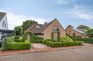 Gelegen in een cul-de-sac residentiële wijk, profiteert deze instapklare villa van een schitterende locatie. Alle nodige faciliteiten bevinden zich in de dichte nabijheid (Brugge centrum, invalswegen, handelszaken, scholen,...). De woning is gelegen op een perceel van 729 m² met zonnige zuidwestelijke oriëntatie. Indeling als volgt:Gelijkvloers:- Inkomhal met vestiaire en gastentoilet- Leefruimte met gashaard en zicht op de tuin- Ruime hoogwaardige keuken voorzien van alle toestellen- Polyvalente ruimte (bureau, slaapkamer, hobbyruimte,...)- Wasplaats/berging1ste verdiep:- Nachthall- 4 slaapkamers (waarvan 1 met aansluitende dressing)- 2 badkamers- ToiletExtra's:- Knap aangelegde tuin - Ruime oprit met voldoende parkeergelegenheid- Aparte staanplaats met laadpaal- Zolder goed voor stockage- Carport Bestuursmaatregelen in het maatregelenregister: in aanvraag