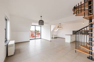 <p><span>Ontdek deze prachtige instapklare duplex in een rustige en geliefde buurt. Dit ruime appartement combineert comfort, ruimte en lichtinval, en biedt alles wat je nodig hebt voor een aangename woonsfeer.</span></p><p><span>Indeling:</span></p><p><span>Ruime leefruimte: geniet van een lichtrijke woonkamer met grote ramen en een uitnodigende sfeer.<br />Volledig uitgeruste keuken: open keuken, met alle moderne toestellen en voldoende werkruimte.<br />2 grote slaapkamers: eén royale slaapkamer op de tweede verdieping en een tweede, sfeervolle slaapkamer net onder de zolderverdieping. Ideaal voor een thuiskantoor, logeerkamer of hobbyruimte.<br />Comfortabele badkamer: Voorzien van een bad, ideaal voor ontspanning.<br />Praktische voorzieningen: Een apart toilet en een ruime inkomhal.</span></p><p><span>Extra troeven:</span></p><p><span>Autostaanplaats: geen parkeerzorgen meer dankzij de privé-autostaanplaats met overkapping.<br />Aparte berging: in de kledere heeft u nog een extra berging voor extra opslag<br />Energiezuinig: het gunstige EPC betekent lagere energiekosten en een milieuvriendelijke keuze.<br />Toplocatie: centrale ligging dicht bij winkels, openbaar vervoer en belangrijke uitvalswegen.<br />Instapklaar en stijlvol wonen: volledig instapklaar. Perfect voor starters, gezinnen of als investering.</span></p><p><span>Voor meer informatie of een bezoek, contacteert u Gilles van Immo Zone op 0491/ 20. 35. 95.<br />Tot snel.<br /> </span></p>