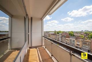 <p><span>Royaal en instapklaar appartement (114 m²) met zonnige terrassen en optimaal comfort</span></p><p><span>Bent u op zoek naar ruimte, licht en modern wooncomfort? Dit indrukwekkende appartement van ca. 125 m² biedt alles wat u nodig heeft. Met twee uitzonderlijk grote slaapkamers, terrassen aan beide zijden en een energiezuinige afwerking met airco, is dit een unieke kans voor wie zorgeloos wil verhuizen naar een pand met allure. Dit appartement heeft een uitstekende ligging met openbaar vervoer voor de deur. Ook met de fiets bent u meteen in het centrum van Antwerpen of aan Berchem station.</span></p><p><span> </span></p><p><span>Inkomhal</span></p><p><span>Bij binnenkomst ervaart u direct de ruimte van dit appartement. De ruime inkomhal geeft direct toegang tot zowel de leefruimte als de keuken. Hier is voldoende plaats voor een vestiairekast, wat zorgt voor een opgeruimde en gastvrije ontvangst.</span></p><p><span> </span></p><p><span>Leefruimte & keuken</span></p><p><span>De riante leefruimte van maar liefst 35 m² baadt in het natuurlijke licht. Dankzij de grote raampartijen geniet u hier van een open en luchtig gevoel. Een grote troef is de aanwezige airco/warmtepomp, waardoor het hier zowel in de zomer als in de winter heerlijk toeven is. Vanuit de zithoek stapt u zo het zuidwest gerichte terras op, de perfecte plek om te genieten van de namiddag- en avondzon. De aparte keuken is een functionele ruimte waar elke kookliefhebber zich thuis voelt. De keuken is volledig uitgerust met alle moderne toestellen en biedt voldoende werk- en opbergruimte. Dankzij de directe verbinding met de hal en de nabijheid van de leefruimte is dit een zeer praktische indeling.</span></p><p><span> </span></p><p><span>Slaapkamers & badkamer</span></p><p><span>Aan de rustige zijde van het appartement bevinden zich twee volwaardige slaapkamers die met 15 m² en 17 m² ruim boven het gemiddelde liggen. Beide kamers zijn uitgerust met airco/warmtepomp voor een optimaal slaapklimaat. Vanuit de slaapkamer heeft u bovendien toegang tot het tweede terras aan de achterzijde. De badkamer is modern en verzorgd ingericht met een dubbel lavabomeubel en een inloopdouche. Hier is ook een aansluiting voor de wasmachine en droogkast voorzien. Het aparte toilet bevindt zich in de nachthal.</span></p><p><span> </span></p><p><span>Kelder & staanplaats</span></p><p><span>Het appartement beschikt ondergronds nog over een handige kelderruimte. Uw fiets staat veilig in de gemeenschappelijke fietsenberging. Voor wie extra comfort wenst, is er de mogelijkheid om een buitenstaanplaats aan te kopen voor 14.500 euro, zodat u nooit meer hoeft te zoeken naar een parkeerplek.</span></p><p><span> </span></p><p><span>Troeven:</span></p><p><span>- Ca. 114 m² aan pure woonruimte.</span></p><p><span>- Twee ruime kamers van 15 m² en 17 m².</span></p><p><span>- Airco/warmtepomp in leefruimte en slaapkamers.</span></p><p><span>- Terrassen aan zowel de voor- als achterzijde (vooraan ZW-gericht).</span></p><p><span>- Mogelijkheid tot staanplaats</span></p><p><span> </span></p><p><span>Kortom: een instapklaar appartement waar ruimte en modern gemak hand in hand gaan. Maak snel een afspraak voor een bezichtiging!</span></p>