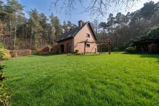 <p>Zeer ruime instapklare woning in het groene Langdorp/Aarschot op een prachtig perceel van 80 are 45 te koop!</p><p>U komt de woning in de ruime inkomhal binnen met gastentoilet. Aansluitend is er een ruime lichtrijke leefruimte met houtkachel, een keuken, een berging/wasplaats en een polyvalente ruimte.<br />Op de eerste verdieping kan u 4 slaapkamers waarvan 1 master met dressing, een volledig vernieuwde badkamer en een berging terugvinden.<br />De zolder is deels afgewerkt en ideaal voor stockage, deze kan u betreden via een zolderluik.<br />De woning is volledig onderkelderd en geschikt voor de stalling van meerdere wagens.</p><p>In de zuidgerichte tuin is het heerlijk vertoeven en genieten van fauna en flora. De woning is achterliggend gelegen aan de voet van de Bosberg zodat u omringd bent door natuur en rust.<br />Vanuit de tuin kan u via een poortje rechtstreeks het aansluitend ruim bos instappen waar u nog meer de sfeer van het domein kan ervaren.<br />Een automatische poort en de omheining rondom het perceel maken het gevoel van privacy compleet.</p><p>De woning heeft tevens al enkele renovaties achter de rug zoals badkamer, schilderwerken, velux, ...</p><p>Kortom een zeer ruime en in een prachtige groene biotoop gelegen instapklare woning.<br />Door haar locatie zijn steden als Leuven, Antwerpen, Brussel en Hasselt zeer goed bereikbaar.<br />Bovendien zal kortelings aan de straatkant de fietssnelweg Diest-Aarschot verder aangelegd worden, ideaal voor veilige en vlotte verplaatsingen met de fiets.</p><p>EPC: 376 UC: 20250710-0003643666-RES-1</p><p>Wens je een gratis schatting? Vergeet dan zeker geen contact met ons op te nemen!</p><p>Wil jij meer informatie over deze woning? Bel ons dan op 016 90 10 21 of mail naar info@future-home.be.</p><p>Bosgebied, Vergunning, Verkavelingsvergunning, Geen Dagvaarding, Geen Voorkooprecht</p>