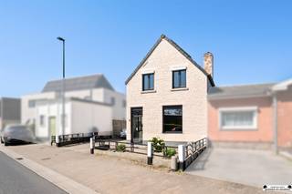 <p><strong>Bezoekdag: woensdag 20 mei – inschrijven verplicht!</strong></p><p>In de Zomerstraat-Oost in Damme bevindt zich deze mooi afgewerkte en instapklare gezinswoning in een rustige buurt, op ca. 7 km van Brugge. Dankzij de vlotte verbinding bent u in enkele minuten in het centrum van Brugge, terwijl u thuis geniet van rust en ruimte.</p><p>U komt binnen via de garage, waar ook plaats is voor de wasruimte. Van daaruit betreedt u de ruime, volledig vernieuwde keuken met kookeiland en alle moderne toestellen. Aansluitend vindt u de eetkamer en lichtrijke leefruimte, waar dankzij ramen aan de voor- en zijkant veel natuurlijk licht binnenvalt.</p><p>Op het gelijkvloers bevindt zich de badkamer met dubbele lavabo, inloopdouche en toilet. <br />Op de eerste verdieping bevinden zich de twee slaapkamers.</p><p>Via de garage bereikt u een extra polyvalente ruimte, ideaal als berging, hobbyruimte of fitness, met bijkomend een extra toilet. Vanuit de garage heeft u ook toegang tot de ruime tuin met terras en tuinberging.</p><p>De woning werd gerenoveerd en is voorzien van zonnepanelen. Met een EPC-label D woont u hier energiezuinig en comfortabel.</p><p>Instelprijs: €329.000</p><p><strong><u>De belangrijkste troeven:</u></strong></p><ul><li>Gerenoveerd en instapklaar</li><li>Rustige ligging nabij Brugge</li><li>Zonnepanelen en laadpaal</li><li><p>Tuin met terras en polyvalente ruimte</p><p><br /> </p></li></ul><p>Een ideale gezinswoning voor wie rustig wil wonen met de stad binnen handbereik. Schrijf u tijdig in voor de bezoekdag en ontdek deze woning zelf.</p>