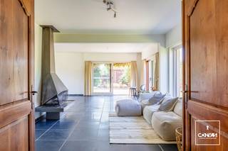 Op zoek naar<strong> ruimte, rust en groen </strong>op een gegeerde locatie? Deze villa, gelegen in Rozenhoed 49 te <strong>Vinderhoute</strong>, biedt een mooie woonomgeving voor wie houdt van een rustige en groene omgeving, zonder de nabijheid van Gent uit het oog te verliezen.<br /><br />Bij het binnenkomen wordt u verwelkomd in een <strong>ruime inkomhal</strong> met apart toilet. De woning beschikt over een grote woonkamer en keuken, die dankzij de <strong>vele raampartijen</strong> een aangename verbinding met de tuin creëert. Via de inkomhal is er bovendien een <strong>aparte kamer</strong> die kan worden ingericht als slaapkamer, bureauruimte of hobbykamer. Op het gelijkvloers bevinden zich verder een badkamer, <strong>garage </strong>en praktische <strong>oprit met carport</strong>. Op de eerste verdieping bevinden zich maar liefst <strong>vier slaapkamers</strong> en een ruime badkamer. Hierdoor biedt de woning volop ruimte voor een gezin, thuiswerk of hobby's.<br /><br />Ook buiten heeft deze villa heel wat te bieden. De woning is <strong>volledig omringd door de tuin</strong>, waardoor het groen vanuit verschillende ruimtes aanwezig is en er een aangenaam gevoel van privacy en rust ontstaat. Vanuit de tuin is er een poortje dat rechtstreeks<strong> toegang </strong>geeft tot de <strong>speeltuin </strong>van de woonwijk. De kinderen kunnen er gemakkelijk samen buiten spelen, terwijl de tuin een rustige plek blijft om thuis te genieten.<br /><br />Wens je graag een bezoek in te plannen? Contacteer Laura via <strong>0492 07 26 62</strong> of <strong>laura@convas.be</strong>