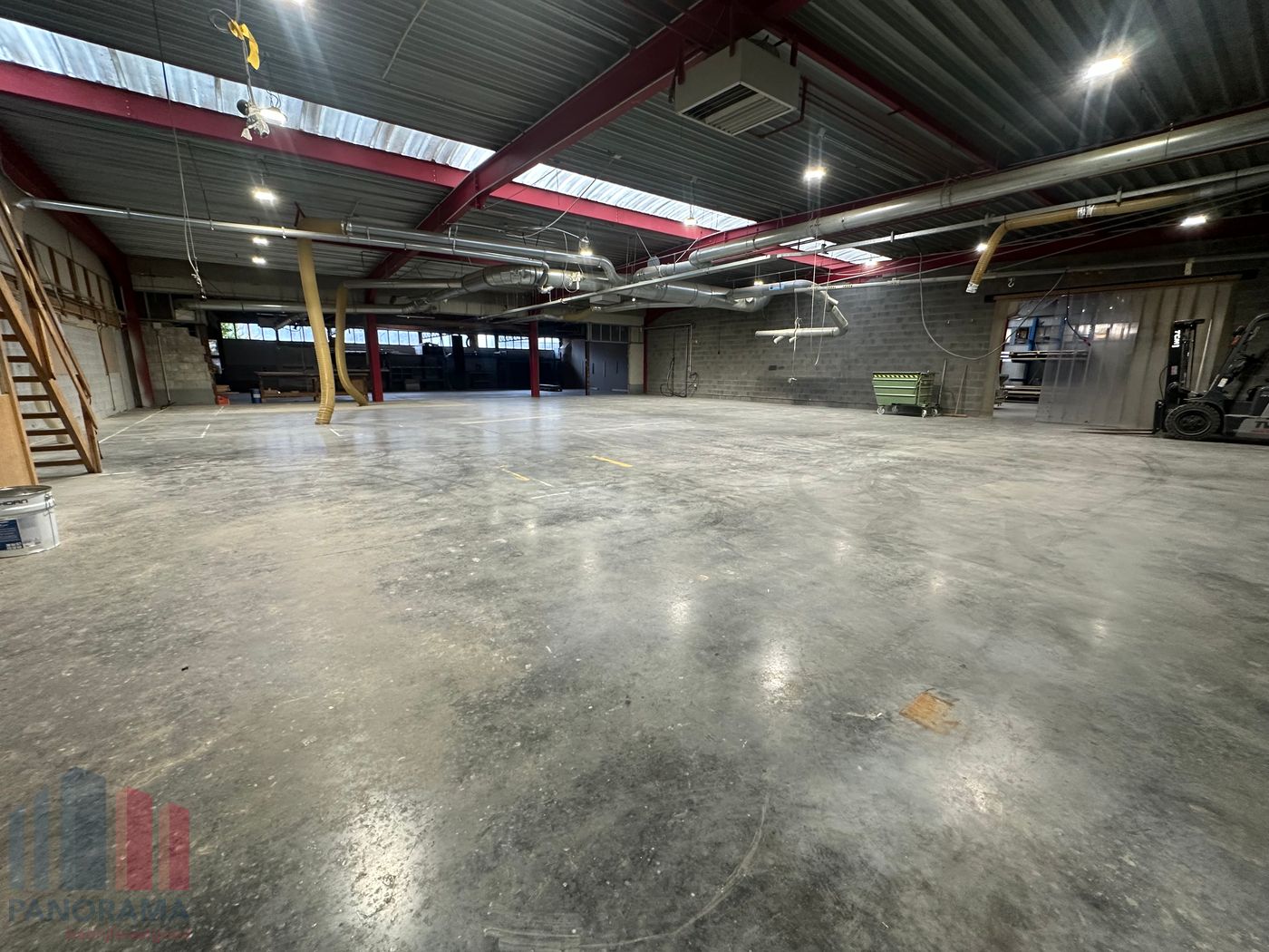 Strategisch gelegen bedrijfsgebouw van +/- 1.850 m² op perceel van +/- 3.450 m² nabij E17 - foto 1