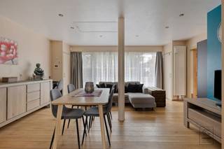 <p>U betreedt de woning via een royale inkomhal met apart gastentoilet, die toegang geeft tot een eerste ingedeelde leefruimte. Aansluitend bevindt zich een tweede, bijzonder lichtrijke leefruimte die via een deur kan worden afgesloten en geniet van een prachtig zicht op de tuin. Verder vindt u een praktische bureauruimte en eethoek. Beide leefruimtes sluiten aan op de riante, volledig geïnstalleerde keuken, uitgerust met oven, microgolf, koelkast en tal van ingemaakte kasten. Op de eerste verdieping bevinden zich twee slaapkamers van ca. 11 m², een aparte dressing/berging, een apart toilet en een badkamer met bad, douche en dubbele lavabo. De masterbedroom met walk-in dressing biedt een aangenaam uitzicht over de tuin. De -1 verdieping beschikt opnieuw over twee slaapkamers van ca. 11 m², een apart toilet en een berging. Hier bevindt zich tevens een tweede masterbedroom met en-suite badkamer.<br /><br />Vooraan de woning ligt een ruime oprit, afgesloten met een automatische poort en voorzien van parkeergelegenheid voor meerdere wagens. Naast de woning bevindt zich bovendien een carport voor drie auto’s. Achteraan geniet u van een riante tuin van ca. 2035 m² met een omheind ingebouwd zwembad.<br /><br />Bijgebouw: Het bijgebouw (2019) is volledig ingericht en omvat op het gelijkvloers een leefruimte met open keuken, een apart toilet, een badkamer met dubbele lavabo en inloopdouche en een eerste slaapkamer. Op de eerste verdieping bevinden zich een tweede toilet en nog twee ruime slaapkamers.<br /><br />Extra:<br />- 15 zonnepanelen<br />- EPC-klasse C (GEEN renovatieverplichting!), AREI = conform!<br />- Watertoets: P-score A, G-score A. Niet gelegen in mogelijks of overstromingsgevoelig gebied, niet gelegen in afgebakend overstromingsgebied of afgebakende oeverzone, niet gelegen in risicozone overstromingen <br />- Wg, Vg, Gvkr, Gmo, Gvv. <br />- Niet opgenomen in maatregelenregister<br /><br />Nabij school, winkels, autosnelweg, openbaar vervoer, etc. Voor meer info ga naar www.coenenvastgoed.be of bel 03/375.82.92</p>