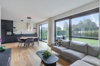 <p><strong>Zeer recent, hoogwaardig afgewerkt 2-slaapkamer appartement met verzorgde tuin. Het appartement beschikt o.a. over 2 autostaanplaatsen, een privé kelderberging én een gemeenschappelijke fietsenstalling. Achteraan is er een extra gemeenschappelijke tuinzone. EPC: Label-A<br /><br />Ligging: </strong>De Kapellestraat is een rustige zijstraat van de Diestse Baan. De dorpskern van Veerle-Laakdal bevind zich op wandelafstand. De sporthal, winkels, horeca... zijn allemaal op wandelafstand.<br /><br /><strong>Indeling: -1: </strong>Kelderberging, autostaanplaats <strong>glv:</strong> inkomhal, berging, badkamer, twee slaapkamers, open leefruimte met keuken <strong>tuin </strong>met terras<br /><br /><strong>Beschrijving: </strong>Dit kleinschalige gebouw werd in 2024 gerealiseerd. Het betreft een hoogwaardig afgewerkt geheel waarbij er bv. werd gewerkt met parketvloeren. De badkamer werd op haar beurt afgewerkt met mortex.<br />Het appartement situeert zich langs de achterzijde van het gebouw. Over de hele breedte van de achtergevel zijn er grote (schuif)ramen voorzien waardoor er veel lichtinval is in de leefruimte en open keuken. In de mooi onderhouden tuin met terras is het heerlijk vertoeven en op de zonnige dagen biedt de zonneluifel hier de nodige schaduw en verkoeling. <br /><br />Aan de achterkant van het perceel zijn er de bovengrondse autostaanplaatsen en een gemeenschappelijke fietsenberging voorzien. Deze zijn vlot bereikbaar dankzij een handig tuinpoortje.<br />Ondergronds is er de handige privé kelderberging en een autostaanplaats. De 2 staanplaatsen en kelderberging zijn inbegrepen in de verkoopprijs.<br /><br />Kortom een gloednieuw, top-onderhouden en hoogwaardig afgewerkt appartement. Dankzij de mooie tuin heb je hier het beste van beide werelden. <strong>Voor meer info of een bezoek ter plaatse neem contact op via 014/95 37 50.<br /><br />Bijzondere informatieplicht:</strong> omgevingsvergunning stedenbouwkundige handelingen uitgereikt, woongebied, geen rechterlijke herstelmaatregel of bestuurlijke maatregel opgelegd, geen voorkooprecht ruimtelijke ordening, omgevingsvergunning voor verkavelen van gronden uitgereikt.</p>