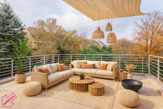 Deze stijlvolle gezinswoning in de Laarstraat in Wilrijk ligt nabij Park den Brand en geniet van een vlotte verbinding met de A12, E19, Boomsesteenweg, de Antwerpse Ring en het centrum van Antwerpen. De woning uit 1967 werd in 2010 volledig gestript en vernieuwd en biedt vandaag ca. 280 m² bewoonbare oppervlakte. Op het gelijkvloers vind je een lichtrijke leefruimte van ca. 80 m², een ingerichte gesloten keuken en toegang tot de zonnige tuin van ca. 146 m². Er zijn vier ruime slaapkamers, drie badkamers, een groot terras aan de masterbedroom en in alle kamers airco. EPC 151 (label B), elektrische keuring conform.<br />Stedenbouw in aanvraag.