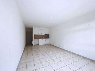 <p><strong>Situation</strong></p>
<p>Ce studio entièrement rénové est situé au deuxième étage de la résidence <em>Green House</em>. L’emplacement est particulièrement avantageux : à distance de marche de la gare de Gand-Saint-Pierre, à vélo du centre-ville et à proximité de plusieurs campus universitaires et de hautes écoles. De plus, la connexion aux principaux axes routiers est excellente, garantissant un confort de vie et de déplacement optimal.</p>
<p><strong>Disposition</strong></p>
<p>En entrant dans le studio, vous arrivez dans le hall d’entrée. Le séjour lumineux avec coin nuit bénéficie d’une agréable luminosité grâce à la grande fenêtre à l’avant du bâtiment, offrant une vue sur le parc Delphine Boël.<br />La nouvelle cuisine entièrement équipée s’intègre parfaitement à l’espace de vie.<br />La salle de bains a également été entièrement rénovée et est équipée d’une douche, d’un WC et d’un lavabo.</p>
<p>L’ensemble a été récemment repeint et fini avec des matériaux de qualité, ce qui rend le studio prêt à emménager. L’immeuble dispose en outre d’un local à vélos commun.</p>
<p><strong>Guillaume Logghe – 0472 11 00 00 ou par e-mail : Gl@immodavinci.be</strong></p>