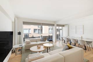 <p>This modern apartment with lateral sea views is ideally located, close to the shops on Kustlaan and just a few steps from the beach and the sea.</p>
<p>Upon entering, you are welcomed into a spacious hall with a wardrobe and a separate guest toilet.</p>
<p>The open kitchen is fully equipped with modern appliances and seamlessly connects to the bright living area. This spacious living room, 6 meters wide, opens onto a cozy balcony and offers space for both a lounge and a dining area.</p>
<p>The apartment features two double bedrooms, each with built-in wardrobes and their own en-suite bathroom or shower room.</p>
<p>Additionally, there are practical amenities, including a bike storage area on the ground floor and a private cellar in the residence.</p>
<p>EPC:</p>