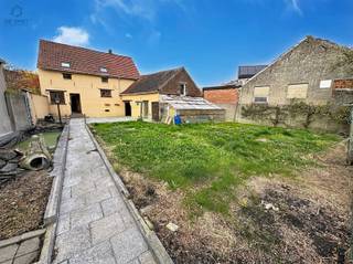 <h3><span>Rustig gelegen gezinswoning met 3 slaapkamers, garage en ruime tuin in Idegem</span></h3><p><span>In een rustige zijstraat, op wandelafstand van het centrum van Idegem, ontdek je deze aangename en lichtrijke woning met heel wat potentieel. Perfect voor wie op zoek is naar een ruime gezinswoning op een rustige locatie!</span></p><p><span>Indeling:</span></p><p><span>Gelijkvloers:</span><span><br />Je komt binnen in een ruime, lichtrijke woonkamer die uitnodigt tot gezellig samenzijn. Aansluitend vind je de ingerichte keuken met </span><span>nieuwe toestellen</span><span>, ideaal voor wie graag kookt. De badkamer is uitgerust met </span><span>ligbad, douche, lavabomeubel en toilet</span><span>.</span></p><p><span>Verdieping:</span><span><br />De nachthal geeft toegang tot </span><span>drie ruime slaapkamers</span><span>, elk met voldoende lichtinval en mogelijkheden tot persoonlijke inrichting.</span></p><p><span>Tuin en bijgebouwen:</span><span><br />Achteraan bevindt zich een </span><span>grote, zonnige tuin</span><span> met </span><span>ruim terras</span><span> en </span><span>praktische bergingen</span><span> een ideale plek om te ontspannen of te tuinieren. Daarnaast beschikt de woning over een </span><span>ruime garage met extra berging</span><span>.</span></p><p><span>Extra troef:</span><span><br />De </span><span>elektrische installatie is conform AREI</span><span>, wat je extra gemoedsrust biedt.</span></p><p><span>Deze woning is </span><span>instapklaar maar biedt ook ruimte om naar eigen smaak verder op te frissen</span><span>. Een ideale kans voor gezinnen of starters die rustig willen wonen met alle voorzieningen vlakbij.</span></p><p><span>Interesse?</span><span><br />Reageer gerust op deze advertentie wij nemen persoonlijk contact met je op om een bezoek in te plannen!</span></p>