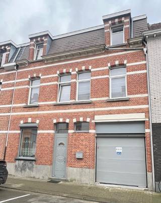 GERENOVEERDE INSTAPKLARE RUIME EIGENDOM MET EVENTUEEL 5 SLAAPKAMERS EN  GARAGE VOOR 2 WAGENSAchter deze charmante gevel schuilt een zee aan...