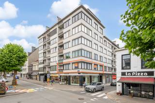 In het hart van Zottegem, op de hoek van de HELDENLAAN met de Neerhofstraat vinden wij dit lichtrijk appartement met PRACHTIG OPEN ZICHT OP DE HELDENLAAN ! Ruime badkamer, afzonderlijk toilet, 2 comfortabele slaapkamers, keuken met bergruimte en balkon, RUIME LICHTRIJKE LIVING ! Kelderberging en GROTE GARAGE.<br />Nieuwe individuele GASBRANDER BUDERUS & elektriciteit CONFORM!<br />Kijk snel op www.JUNOvastgoed.be voor plannen en inlichtingen.