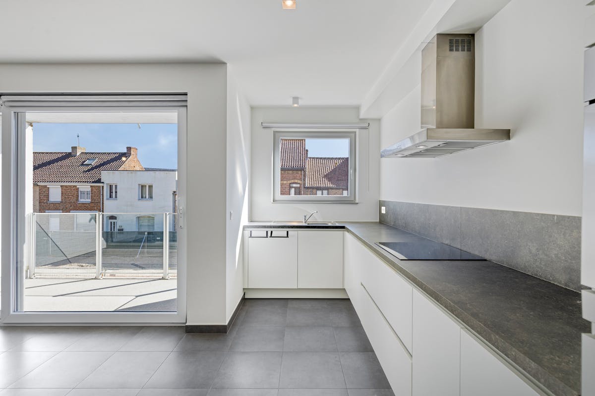 Appartement met 2 slaapkamers en staanplaats te Veurne. - foto 3