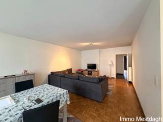 <p><strong>Ruim en energiezuinig gelijkvloers appartement (115 m²) met terras en staanplaats in hartje Diest</strong></p>
<p>Zoek je een comfortabel, instapklaar en centraal gelegen appartement? Dit ruim gelijkvloers appartement ligt in het bruisende centrum van Diest, op wandelafstand van alle winkelvoorzieningen, openbaar vervoer en horeca. Het pand maakt deel uit van een rustig, kleinschalig gebouw met slechts 4 eenheden en heeft een praktische dubbele toegang (via de Koning Albertstraat én de Michel Theysstraat).</p>
<ul>
<li>Midden in de stad, met maximale bereikbaarheid en alle comfort bij de hand.</li>
<li>115 m² bewoonbare oppervlakte met een slimme, open indeling.</li>
<li>Gezellig privé-terras aan de achterzijde van het gebouw.</li>
<li>Inclusief een privé auto- en fietsstaanplaats achteraan (gemakkelijk toegankelijk via de Michel Theysstraat).</li>
<li>Uitgerust met <strong>6 privé zonnepanelen</strong> waarvan de stroomopbrengst volledig voor de huurder is!</li>
</ul>
<p><strong>Indeling:</strong> Gezellige inkomhal, afzonderlijk toilet, ruime en lichtrijke living met open keuken, aansluitende berging/wasplaats, ingerichte badkamer met douche en dubbele lavabo, 2 volwaardige slaapkamers en een terras.</p>
<ul>
<li><strong>Vaste kosten mede-eigendom:</strong> € 40 / maand</li>
<li><strong>Gebruik zonnepanelen:</strong> € 50 / maand</li>
</ul>
<p><strong>Interesse?</strong> Aanvragen en kandidaatstellingen worden <strong>uitsluitend online</strong> verwerkt. Gelieve het contactformulier op de immowebsite in te vullen om uw kandidatuur door te geven. <em>Telefonisch contact is voor dit pand helaas niet mogelijk.</em></p>