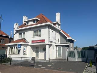 Op zoek naar een goed onderhouden en veelzijdige woning met maar liefst 3 slaapkamers én als extra commerciële mogelijkheden?Deze charmante woning...