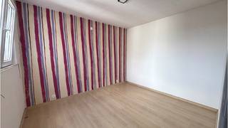 <strong>Comfortabel 2-slaapkamerappartement</strong> op een uitstekende ligging in de <strong>Godveerdegemstraat</strong> vlakbij het centrum van <strong>Zottegem</strong>.<br />De centrale ligging voorziet in een vlotte bereikbaarheid naar winkels, scholen, het station, ziekenhuis ( AZ Sint-Elisabeth ), horeca, sportinfrastructuur en de Bevegemse Vijvers (o.a. zwembad)!<br />+ Energielabel C! <br />+ Zeer goede mobiscore  8,8 op 10!<br /><br />Omvat een inkom, leefruimte, keuken, 2 slaapkamers, badkamer met ligbad.<br />Kosten : + 50 euro / maand voorschot waterverbruik<br />#leukwonen #zottegem<br /><br />Beschikbaar   onmiddellijk vrij !