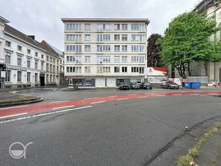 OPGELET: om dit pand te huren of bezichtigen vragen wij steeds eerst een virtueel bezoek te brengen aan het pand. Ga hiervoor naar www.rosseel.be en vul de referentie XS286 in in het veld ‘zoek’ bovenaan rechts. Kies dan ‘360°’. De website helpt je nu verder voor de volgende stappen.<br /><br />Dit charmant 2 slaapkamer appartement is ingedeeld als volgt: woonkamer, eetkamer, 2 slaapkamers, keuken, badkamer met een inloopdouche en een wastafel. Er is ook nog een gastentoilet en een berging aanwezig. Dit appartement is gelegen op een uitstekende locatie in Gent (Sint –Annaplein). Vlot bereikbaar met tram, bus en gelegen nabij alle invalswegen. De kosten bedragen €175 per maand (gas, sanitair warm water, water en kost.gem). Dit appartement is beschikbaar vanaf 01/12/2026.