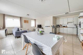 Dit gelijkvloers appartement biedt u een inkomhal, een living, een open ingerichte keuken, een berging/wasplaats, twee slaapkamers, een badkamer met douche en lavabo, een apart toilet, een tuin en een garage met kantelpoort. Ramen zijn voorzien van dubbele beglazing. Centrale verwarming op aardgas. Geen algemene kosten. Beschikbaar vanaf 1 augustus 2026.