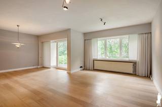 <p><strong>Lichtrijk en zeer ruim 3 – slaapkamer appartement van 173 m² in mooie groene omgeving</strong></p>
<p>Verscholen in een <strong>groene, bosrijke omgeving</strong> bevindt zich dit ruime en <strong>instapklare 3-slaapkamer appartement</strong>, waar <strong>rust, licht en comfort</strong> mooi samenkomen. De ligging in een <strong>kleinschalige residentie</strong>, omringd door volwassen bomen en een prachtig aangelegd domein, zorgt voor een uitzonderlijk aangename woonbeleving.</p>
<p><strong>Indeling</strong></p>
<ul>
<li>Ruime inkomhal met ingebouwde vestiaire en een afzonderlijk gastentoilet.</li>
<li>Royale leefruimte, waar grote raampartijen zorgen voor een overvloed aan natuurlijk licht en een prachtig zicht op het omliggende groen.</li>
<li>Moderne, volledig uitgeruste keuken, uitgevoerd in een strak en hedendaags<strong> design </strong>en voorzien van kwalitatieve toestellen en voldoende bergruimte.</li>
<li>Functionele was- en bergruimte</li>
<li>3 ruime <strong>slaapkamers </strong>met <strong>ingemaakte kasten</strong>, waarvan één voorzien van afzonderlijke dressing.</li>
<li>Een ruime <strong>badkamer</strong> voorzien van dubbel lavabomeubel, ligbad, douche en toilet</li>
<li>Een <strong>ruim </strong>en<strong> zonnig terras </strong>aan de leefruimte met een mooi uitzicht op de groene omgeving en een <strong>tweede</strong> <strong>terras</strong> aan de slaapkamer.</li>
</ul>
<p><strong>Troeven</strong></p>
<ul>
<li><strong>Rustige</strong> ligging in een <strong>bosrijke</strong>, residentiële <strong>omgeving</strong></li>
<li>Ruime en <strong>lichtrijke</strong> leefruimte op <strong>mooie</strong> <strong>parketvloer</strong></li>
<li><strong>Moderne</strong>, volledig uitgeruste <strong>keuken</strong> met kwalitatieve toestellen</li>
<li>Slaapkamer met maatwerkkasten en <strong>dressing</strong></li>
<li>Praktische was- en bergruimte</li>
<li>Aangenaam <strong>ruim terras</strong> met groen uitzicht</li>
<li><strong>Instapklaar</strong> en uitstekend onderhouden</li>
<li><strong>Garagebox</strong> en kelder</li>
</ul>
<p><strong>Bijzonderheden</strong></p>
<ul>
<li><strong>Kleinschalige</strong> <strong>residentie</strong> met syndicus in het gebouw</li>
<li><strong>Dak vernieuwd in 2025 </strong>met kunstleien en nieuwe goten</li>
<li>Gemeenschappelijke delen worden goed onderhouden</li>
<li>Interessant voor eigen bewoning of als <strong>investering</strong></li>
</ul>
<p>Bent u op zoek naar een <strong>ruim en volledig instapklaar appartement </strong>met een aangenaam terras en <strong>rustige ligging</strong> in <strong>Kapellen</strong>? Contacteer ons gerust voor meer informatie of een bezoek ter plaatse.</p>