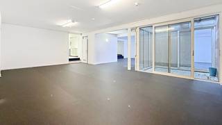Ruime polyvalente kantoor-/opslagruimte van 185 m² met goederenlift in Schaarbeek<br /><br />Bent u op zoek naar een ruime en veelzijdige commerciële ruimte op een strategische locatie? Dan is deze kantoor-/opslagruimte van 185 m², gelegen aan de JF Navezstraat 93 in Schaarbeek, zeker een bezoek waard.<br /><br />De ruimte bevindt zich op verdieping -1 en is vlot bereikbaar dankzij zowel een personenlift als een goederenlift, waardoor ze bijzonder geschikt is voor uiteenlopende professionele activiteiten.<br /><br />Met haar open indeling biedt deze eigendom tal van mogelijkheden. Ze leent zich perfect als kantoorruimte, atelier, opslagplaats, fitness- of sportstudio, yoga- of danszaal, praktijkruimte of voor andere professionele of recreatieve activiteiten (onder voorbehoud van de geldende stedenbouwkundige voorschriften).<br /><br />Daarnaast beschikt de ruimte over een privatieve koer van 2 m², ideaal als kleine buitenruimte of voor extra verluchting.<br /><br />De ligging in Schaarbeek zorgt voor een uitstekende bereikbaarheid, met winkels, openbaar vervoer en belangrijke invalswegen in de onmiddellijke omgeving.<br /><br />Bent u op zoek naar een ruime commerciële ruimte met tal van gebruiksmogelijkheden op een gunstige locatie? Neem vandaag nog contact met ons op voor meer informatie of een bezichtiging.