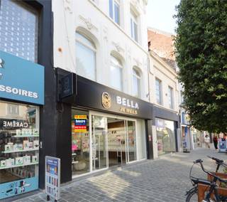 Uitstekend gelegen karaktervol handelspand te huur, gelegen in het centrum in de recent vernieuwde Lange Zoutstraat. Het pand heeft een gelijkvloerse oppervlakte van ca. 100 m² + verdiep, dewelke kan gebruikt worden als kantoor of sociale ruimte. Deze eigendom is onmiddellijk beschikbaar en is instapklaar. Het pand werd recent vernieuwd aan de binnenzijde. Retailers in de buurt: 'Dille en Kamille', 'Pepe Jeans', 'Tommy Hilfiger', Leonidas, Brasserie NOBEL, ... <br />Het pand is reeds voorzien van AIRCO, warmtegordijn aan de inkom, veiligheidsrolluik, etc.<br />Onroerende voorheffing ten laste van de huurder. <br />De maandelijkse huurprijs bedraagt 1.950 euro. <br />Beschikbaar; onmiddellijk. <br /><br />Bent u geïnteresseerd in dit bedrijfsvastgoed te huur in Aalst? <br />Contacteer info@immodelestre.be of 054 33 62 52<br /><br />www.immodelestre.be