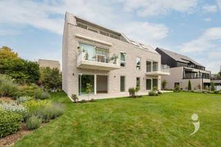 <p><span>Zeer mooi appartement met 3 slaapkamers (136 m²).</span></p><p><span>De inkom situeert zich op de eerste verdieping in het gebouw, op het tuinniveau achteraan. </span></p><p><span>Op dit niveau beschikt het appartement over een inkomhal met gastentoilet, een mooie leefruimte met open keuken (38 m²) en directe toegang tot de tuin en terras. </span></p><p><span>Tevens kan je op dit niveau een aangename masterbedroom met ensuite badkamer terugvinden. </span></p><p><span>Een trap leidt ons naar de verdieping gelijk met het straatniveau. Hier bevinden zich nog 2 slaapkamers, afzonderlijk toilet, 2e badkamer en een berging.</span></p><p><span>Bij dit appartement zijn 2 staanplaatsen voorzien.</span></p><p><span> </span></p><p><span>Nieuwbouwverkoop onder BTW-stelsel (6% BTW mogelijk). Direct beschikbaar.</span></p><p><span> </span></p><p><span>Interesse? Contacteer ons via 016 15 31 15 of <span>info@immolivit.be</span></span><span> </span></p><p><span> </span></p>