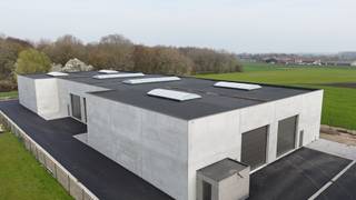 Nieuwe geïsoleerde KMO-unit te Aartrijke met een oppervlakte van 326 m² en 1 private parkeerplaats. <br /><br />Deze loods met brandklasse C heeft een oppervlakte van 326 m² en een vrije hoogte van +/- 6 m,. <br /><br />Deze UNIT bestaat uit: een sectionaalpoort van 4,50 m op 4,50 m, een afzonderlijke toegangsdeur, lichtstraat met rookluik, een regenwaterput van 6500 liter en een sceptische put. <br /><br />Alle nutsvoorzieningen, zoals water / elektriciteit / internet komen binnen in de unit. Er is ook een mogelijkheid om later zonnepanelen te plaatsen op de dakstructuur. <br /><br />Dit project is strategisch gelegen te Aartrijke, vlot bereikbaar en op korte afstand van Torhout, Ruddervoorde en de E403. Het bedrijventerrein is ideaal voor kleine en middelgrote ondernemingen die op zoek zijn naar een functionele, duurzame en goed bereikbare uitvalsbasis in West-Vlaanderen.<br /><br />Interesse? Neem contact met ons op voor meer info of een bezoek ter plaatse.