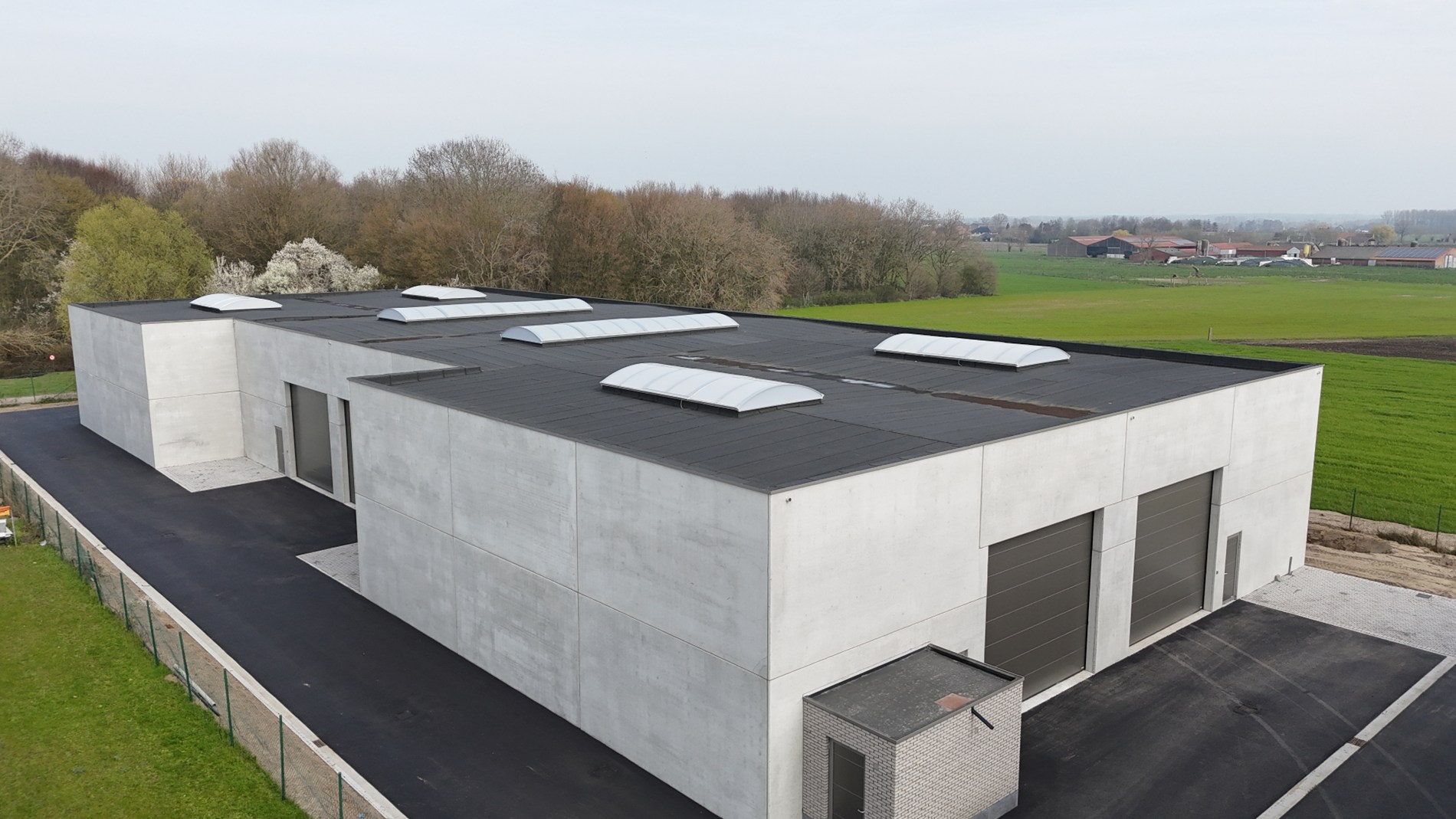 Nieuwbouw loods KMO-UNIT te koop – 326 m² met 1 parkeerplaats inbegrepen op de industriezone te Aartrijke - foto 2