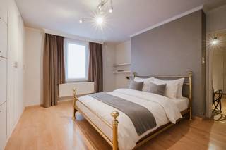 LIGGINGDeze commerciële ruimte met aanpalende woning is gelegen op een echte zichtlocatie in het handelscentrum van Deerlijk.In de onmiddellijke...