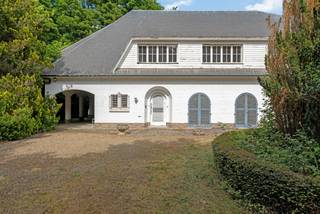 Renovation project: Stately villa on exceptional 4.2 hectare estate in Hove - with second residence, pool, tennis court, and park areaIn the heart of...