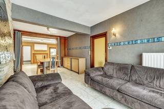 <p>Voor meer info of bezoek bel 02/884.23.26</p><p></p><p>Bent u op zoek naar een woning in een <strong>rustige en aangename woonwijk</strong> met alle voorzieningen binnen handbereik? Dan is deze <strong>halfopen bebouwing</strong> in Ternat precies wat u zoekt.</p><p></p><p>De woning biedt <strong>3 slaapkamers</strong> en een <strong>bewoonbare oppervlakte van ca. 159 m²</strong> en beschikt op het gelijkvloers over een inkomhal met gastentoilet, een lichtrijke living met aansluitende eetkamer, een keuken, wasplaats en veranda. Op de verdieping bevinden zich twee slaapkamers (17m² en 10m²) en de badkamer. Via een vaste trap bereikt u het zolderverdiep dat volledig is ingericht als slaapkamer (24m²). Een absolute troef is de <strong>grote tuin</strong>, waar u in alle rust kan genieten.</p><p></p><p>Verder is de woning volledig onderkelderd en beschikt ze over een <strong>garage</strong>. De oprit biedt bijkomende parkeermogelijkheden. Enkele recente vernieuwingen verhogen het wooncomfort, waaronder <strong>centrale verwarming op aardgas (2016) </strong>en <strong>dubbele beglazing in PVC (2014)</strong>.</p><p></p><p>Tot slot geniet de woning van een uitstekende ligging, met winkels, scholen en sportinfrastructuur in de onmiddellijke nabijheid, evenals een vlotte aansluiting op belangrijke invalswegen en de E40. Stedenbouwkundige inlichtingen en maatregelenregister in aanvraag.</p>